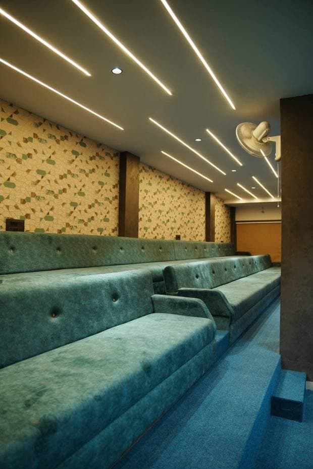 Spectator gallery